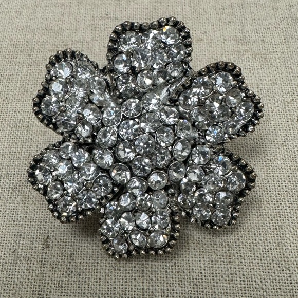 Rhinestone Stretch Flower Ring - Picture 4 of 4